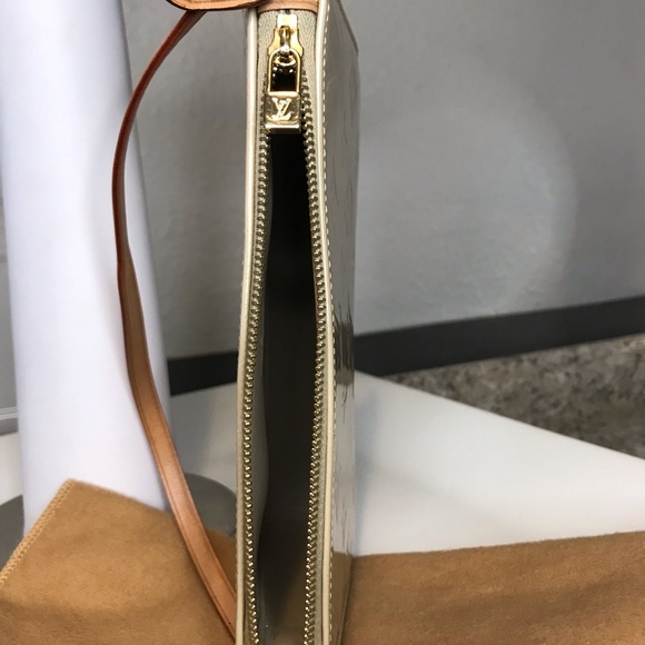 Authentic♥️ Louis Vuitton Beige Patent Leather Accessory Pouch Baguette - Picture 15 of 16